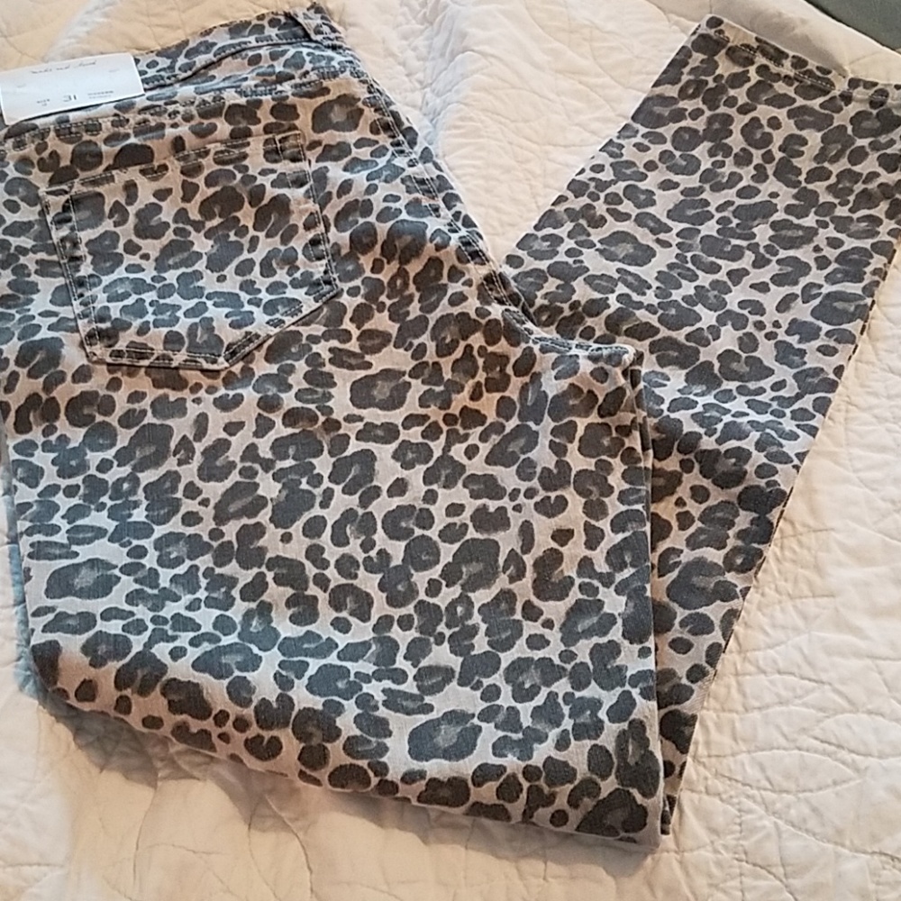 Modern Skinny Leopard Print